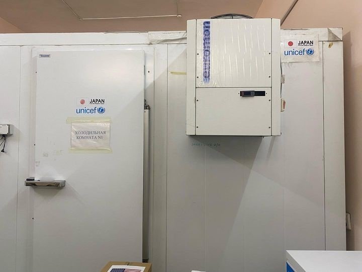ЮНИСЕФ передает Кыргызстану 11 новых холодильных камер для хранения вакцин