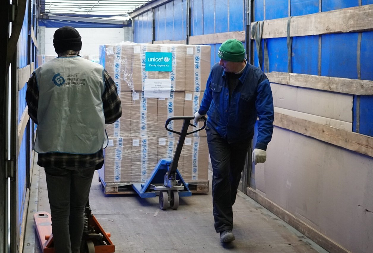 UNICEF доставил 100 холодильников в Донбасс для хранения вакцин