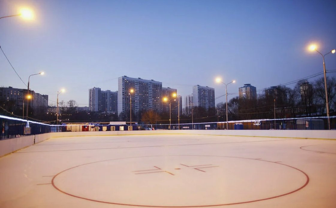 Каток с искусственным льдом реконструируют в СЗАО Москвы